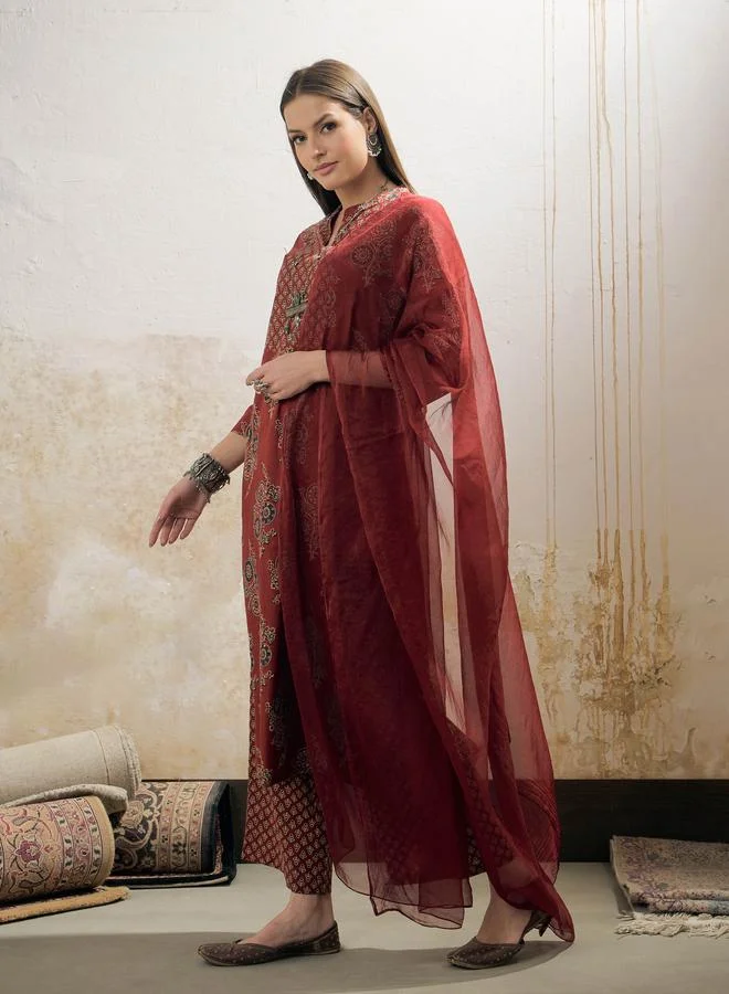 SASSAFRAS SASSAFRAS Maroon Floral Straight Kurta with Pencil Pants and Dupatta Set