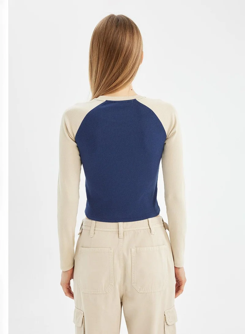 ديفاكتو تيشيرت بأكمام طويلة مطبوع بياقة دائرية ضيقة مضلع