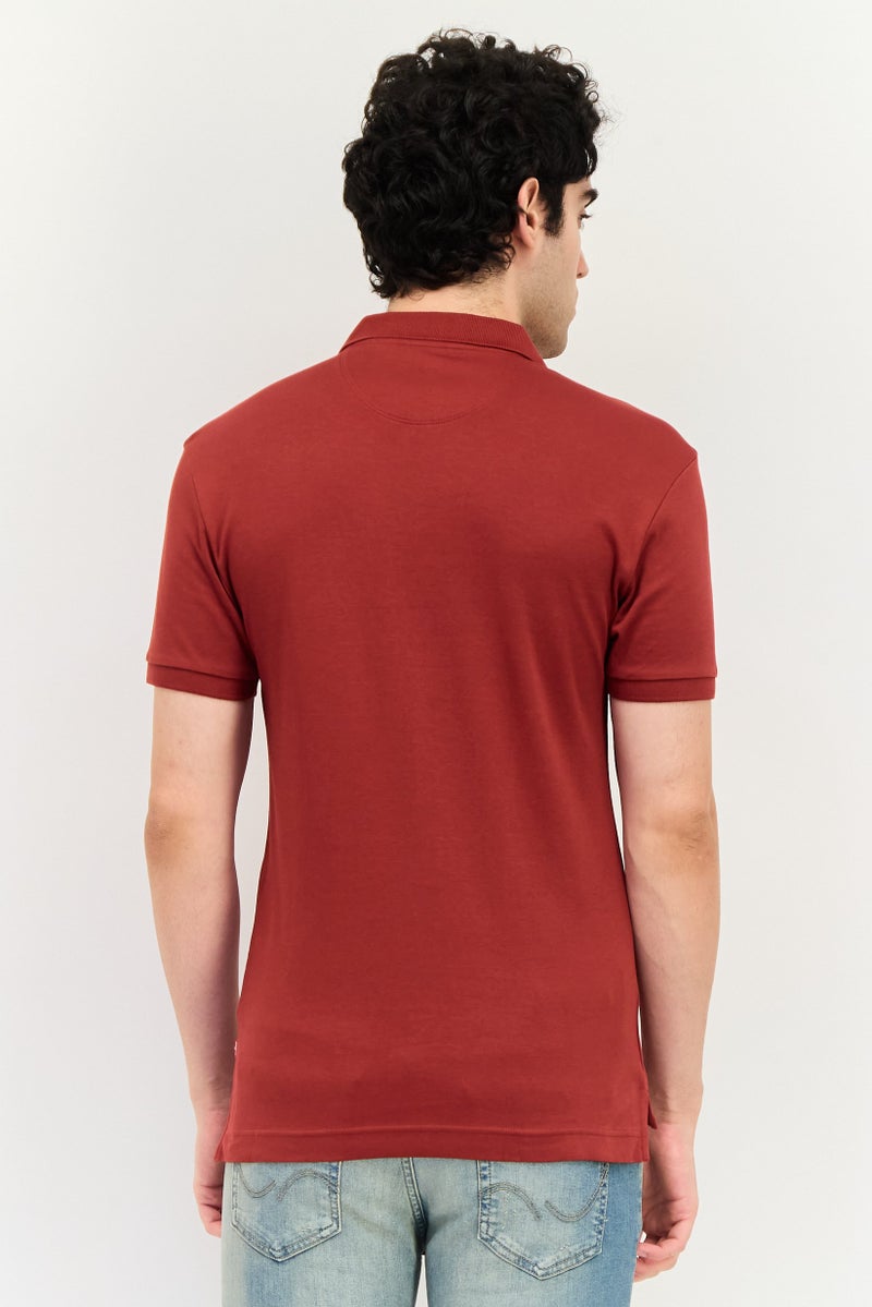 Levi's قميص بولو قصير الأكمام بتصميم عادي للرجال بشعار العلامة التجارية، مارون - Image 2