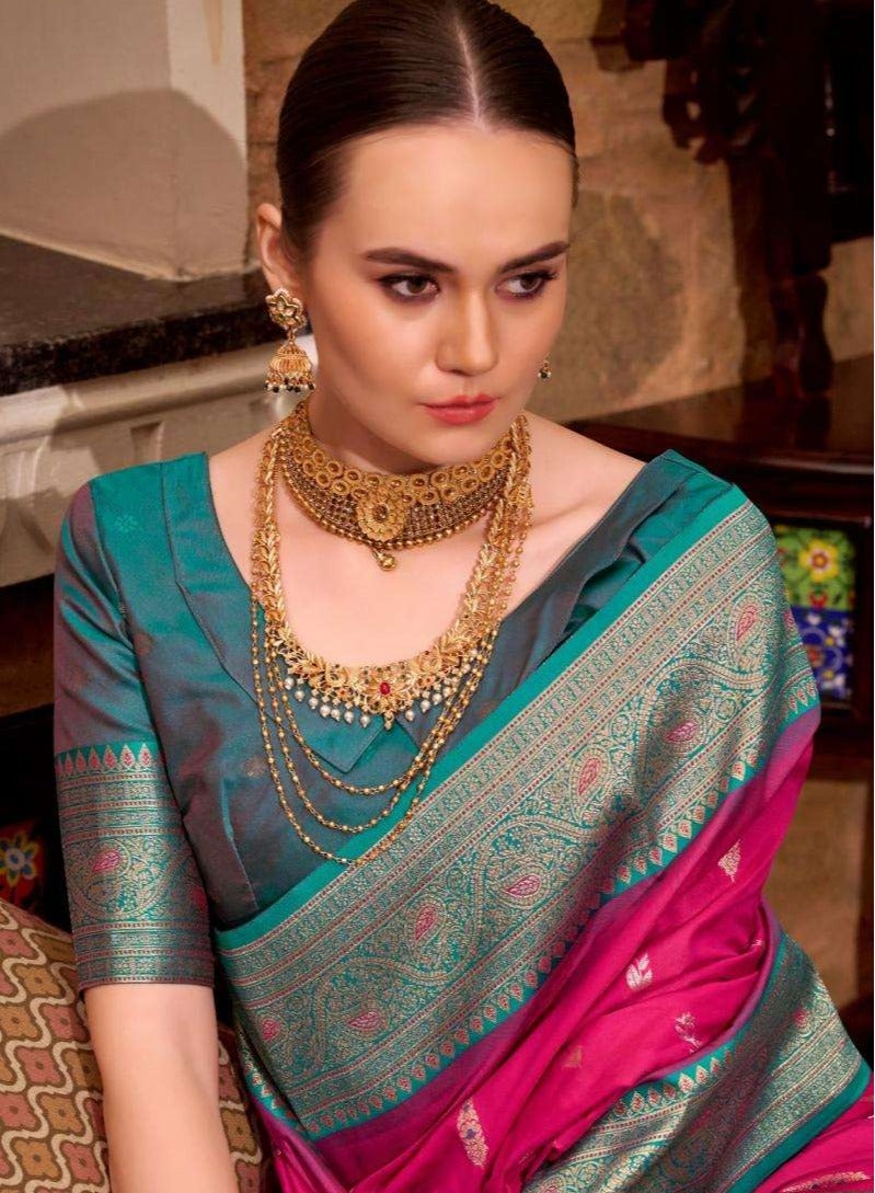 جــرابــمـــا نــتــرا   ساري وردي غامق مزخرف ذاتيًا مع حدود زرقاء فيروزية وتطريز بالو بالإضافة إلى بلوزة غير مخيطة بلون متباين - Image 4