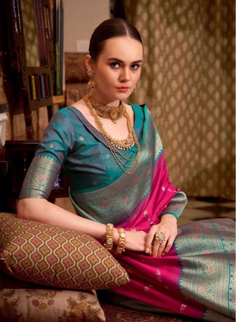 جــرابــمـــا نــتــرا   ساري وردي غامق مزخرف ذاتيًا مع حدود زرقاء فيروزية وتطريز بالو بالإضافة إلى بلوزة غير مخيطة بلون متباين - Image 5