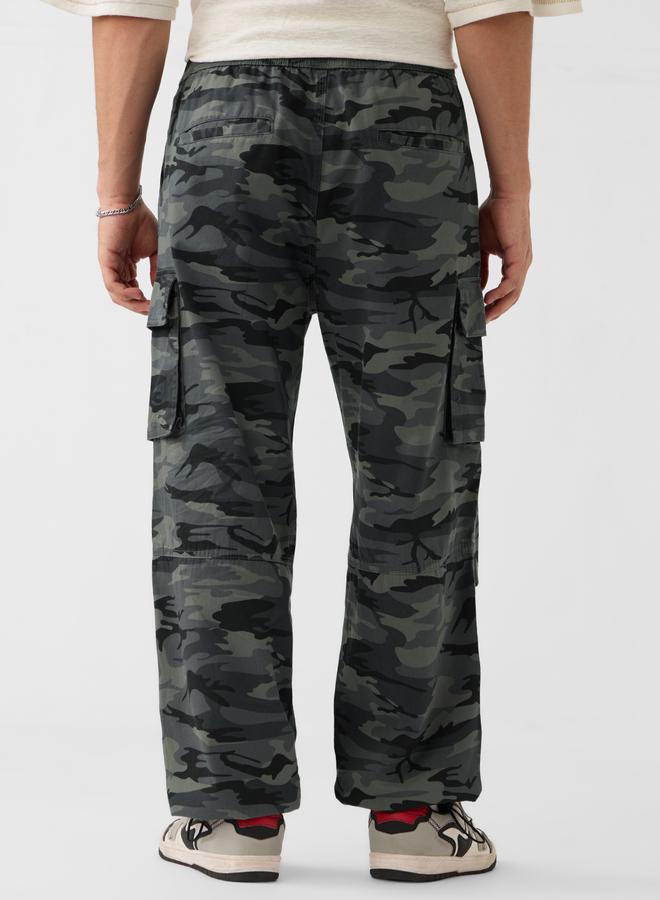 ذا سوليد ستور بنطال باراشوت كارجو بطبعة كامو - Image 4