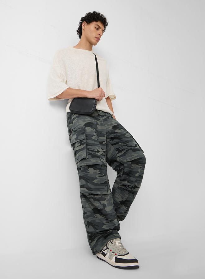 ذا سوليد ستور بنطال باراشوت كارجو بطبعة كامو - Image 1