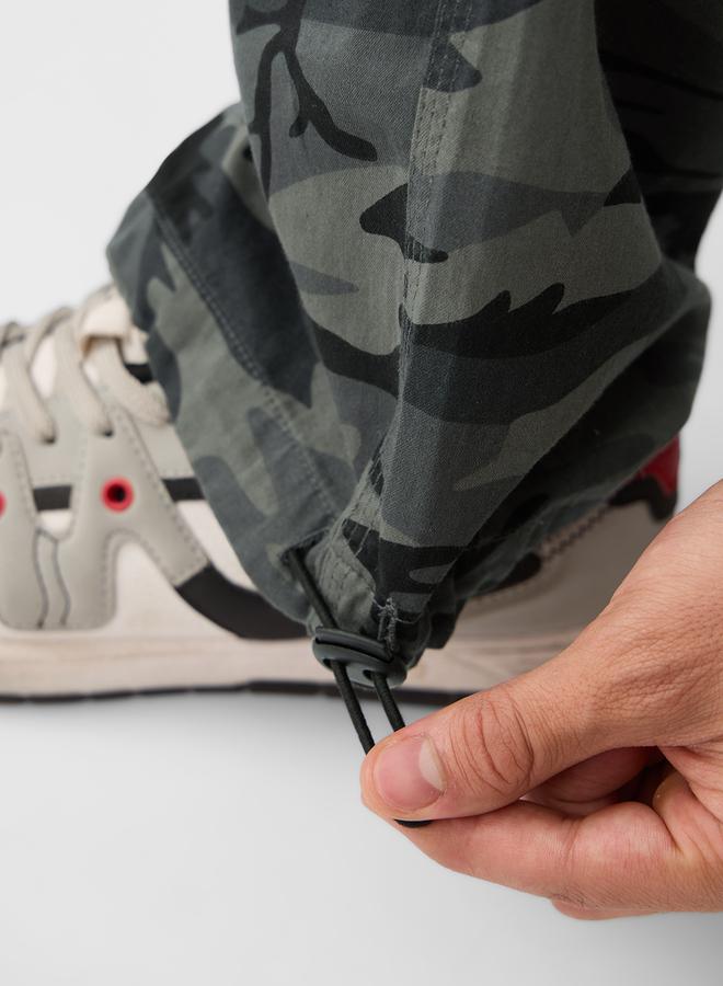 ذا سوليد ستور بنطال باراشوت كارجو بطبعة كامو - Image 5