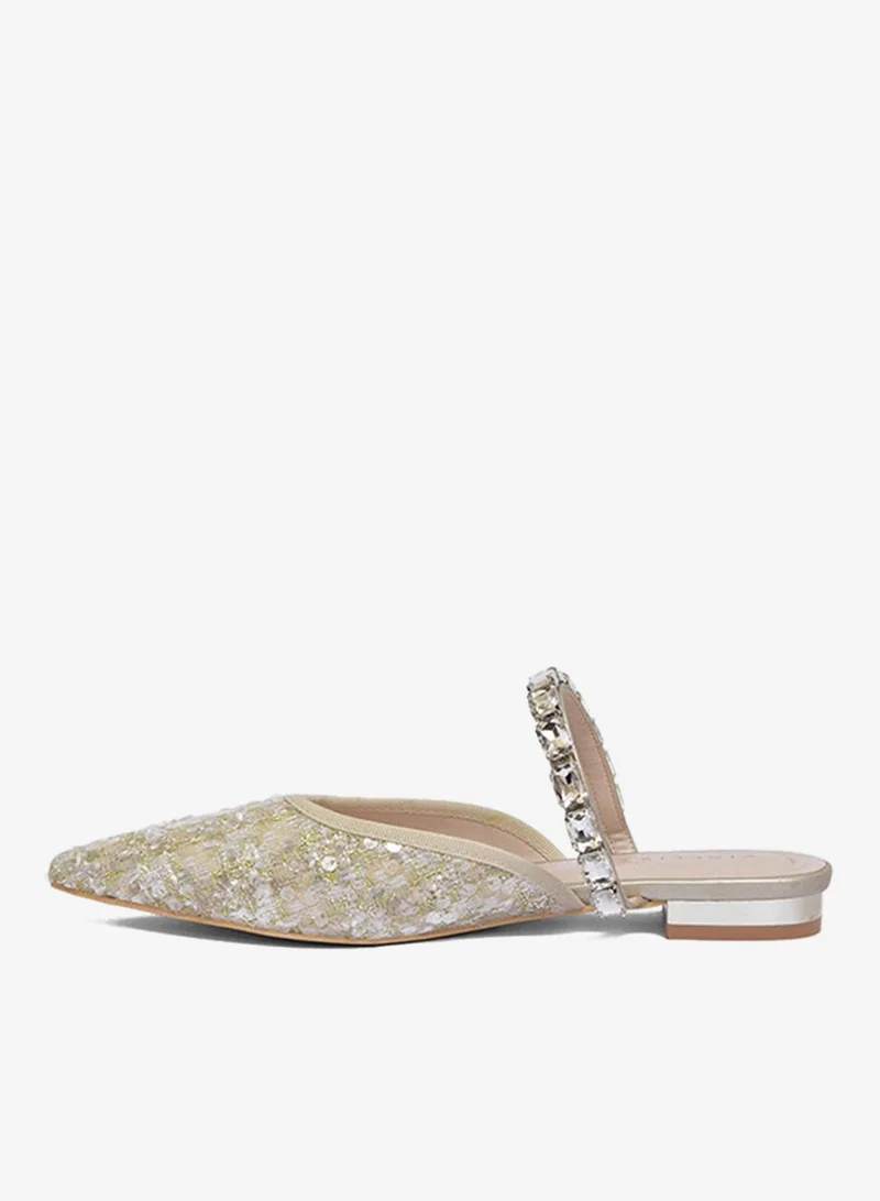 فينتشي حذاء بكعب منخفض ومقدمة مدببة