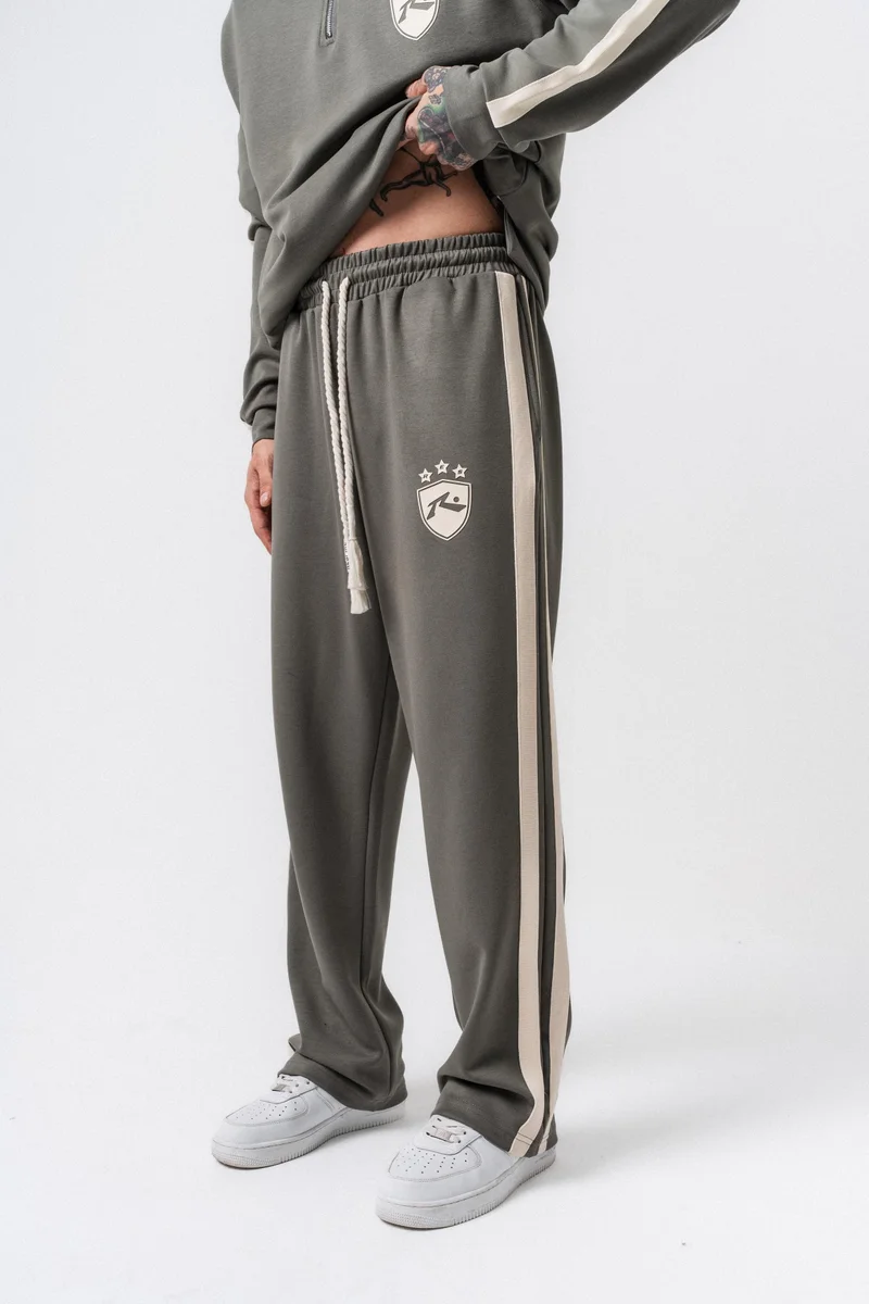 ريسباير بنطلون رياضي رجالي واسع (Baggy) من المودال (Modal) بتفاصيل شريط لون كاكي