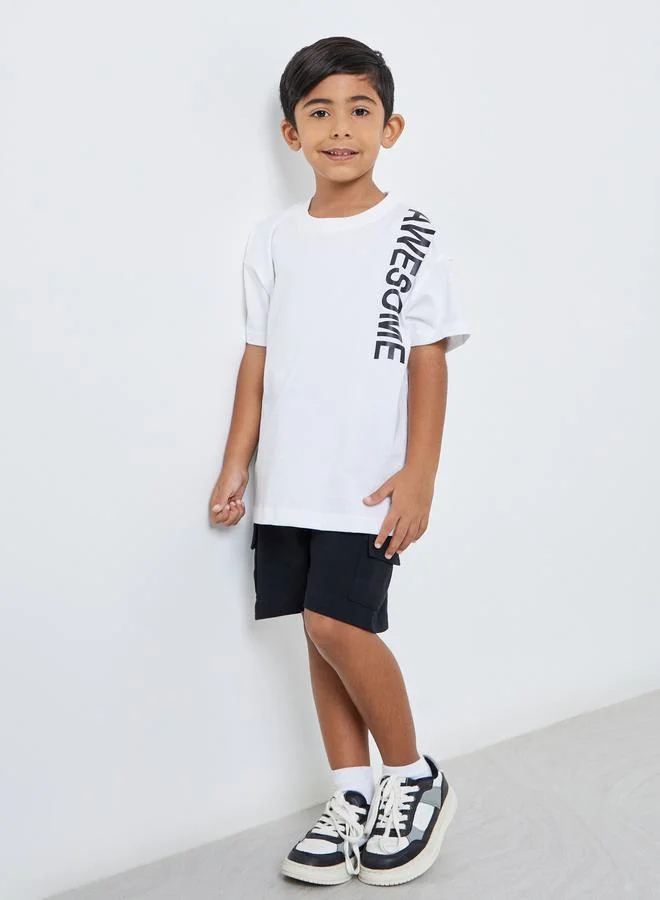 ستايلي طقم منسق من شورت وتيشيرت بطبعة كتابة