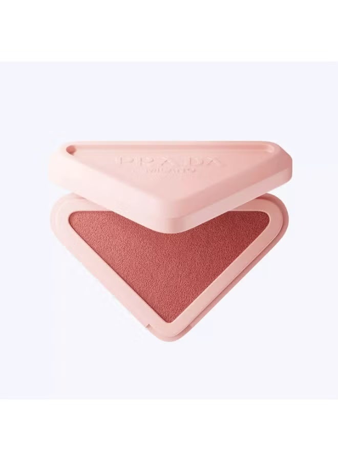 برادا أحمر خدود "برادا تاتش" (Prada Touch) بتركيبة كريمية تتحول إلى بودرة وتمنح تأثيراً ناعماً مموهاً – درجة P71 BOW (وزن 3.5 جم) | أحمر خدود كريمي مطفي طويل الأمد - Image 1