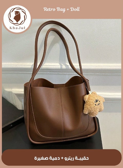 حقيبة كتف ريترو كبيرة السعة مع قلادة صغيرة، حقيبة توت كاجوال تناسب جميع الأغراض، مناسبة للعمل والمدرسة (لون القهوة)