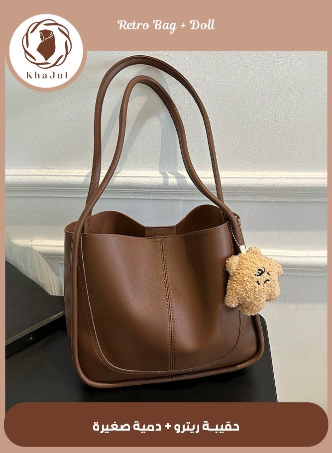 حقيبة كتف ريترو كبيرة السعة مع قلادة صغيرة، حقيبة توت كاجوال تناسب جميع الأغراض، مناسبة للعمل والمدرسة (لون القهوة)