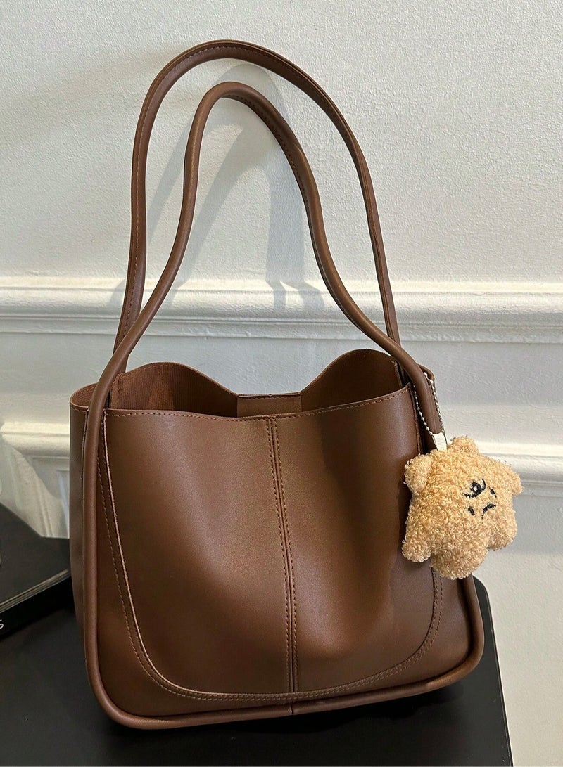 حقيبة كتف ريترو كبيرة السعة مع قلادة صغيرة، حقيبة توت كاجوال تناسب جميع الأغراض، مناسبة للعمل والمدرسة (لون القهوة)