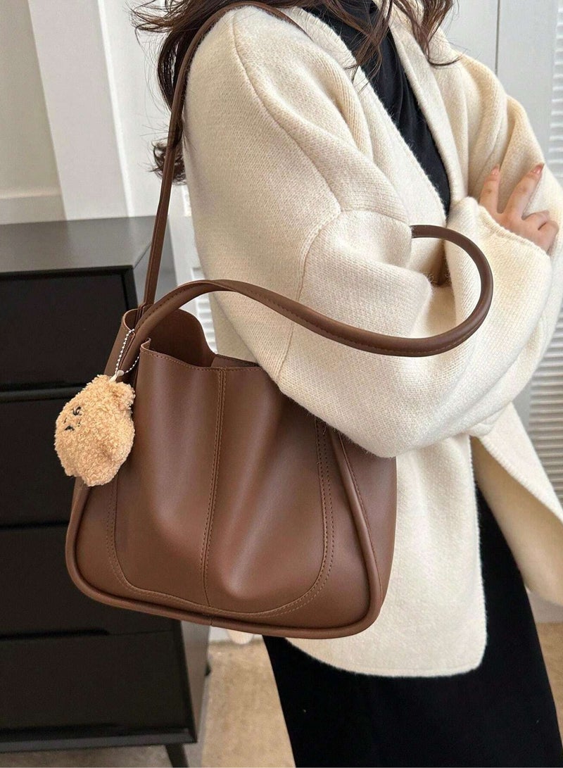 حقيبة كتف ريترو كبيرة السعة مع قلادة صغيرة، حقيبة توت كاجوال تناسب جميع الأغراض، مناسبة للعمل والمدرسة (لون القهوة)