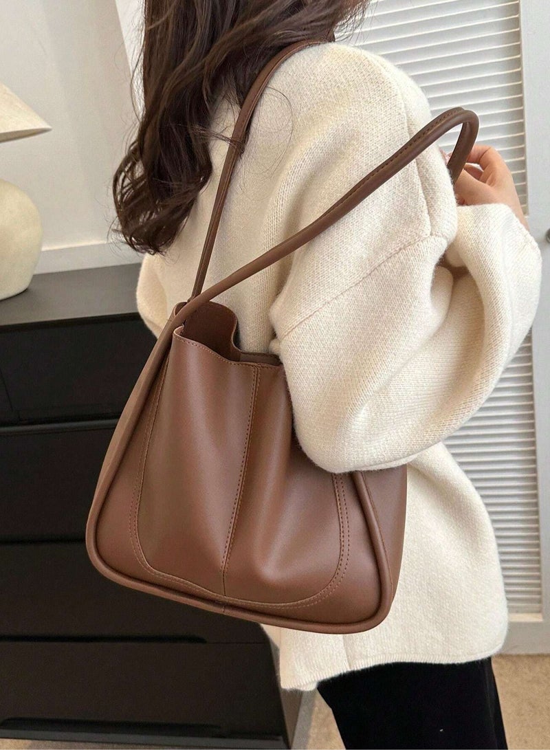 حقيبة كتف ريترو كبيرة السعة مع قلادة صغيرة، حقيبة توت كاجوال تناسب جميع الأغراض، مناسبة للعمل والمدرسة (لون القهوة)