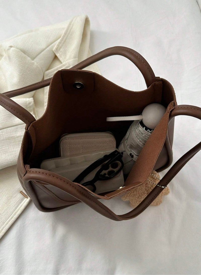 حقيبة كتف ريترو كبيرة السعة مع قلادة صغيرة، حقيبة توت كاجوال تناسب جميع الأغراض، مناسبة للعمل والمدرسة (لون القهوة)