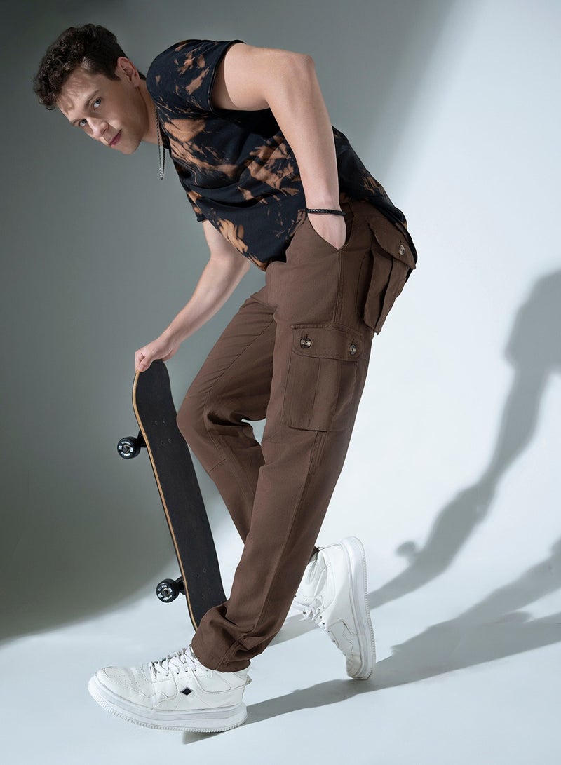 Hubberholme بنطال كارجو رجالي من القطن بقصّة Slim Fit باللون البني  - Image 1