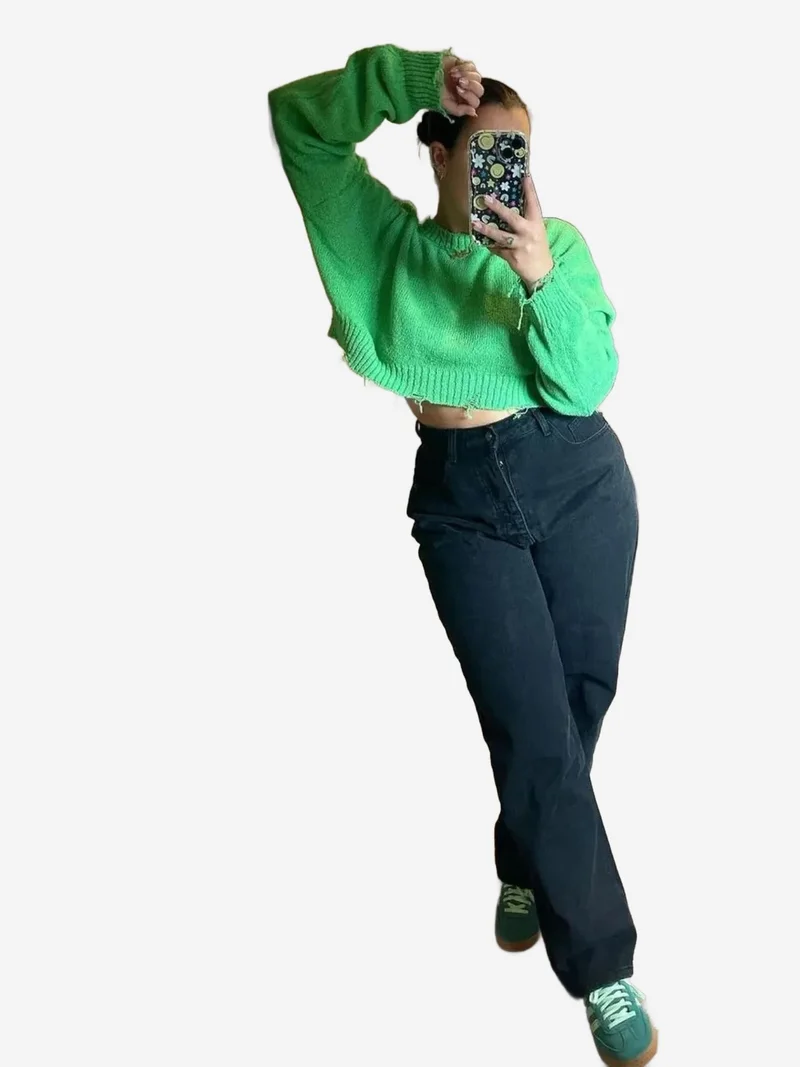 زوبعة كنزة قصيرة بياقة دائرية ممزقة