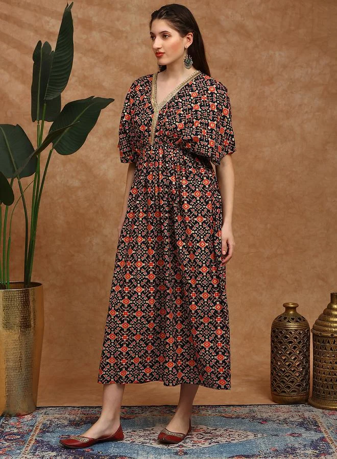 جلو باص فستان طويل بطبعة عرقية وأكمام كيمونو