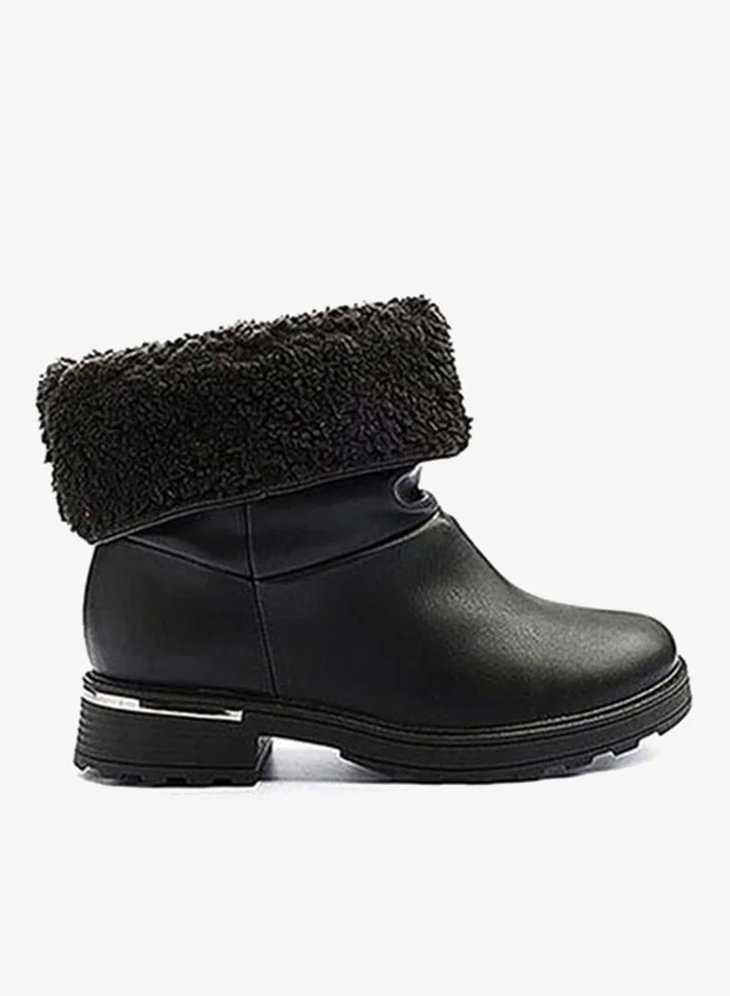 كابلي أحذية بوت كلاسيكية مصممة لأناقة خالدة.