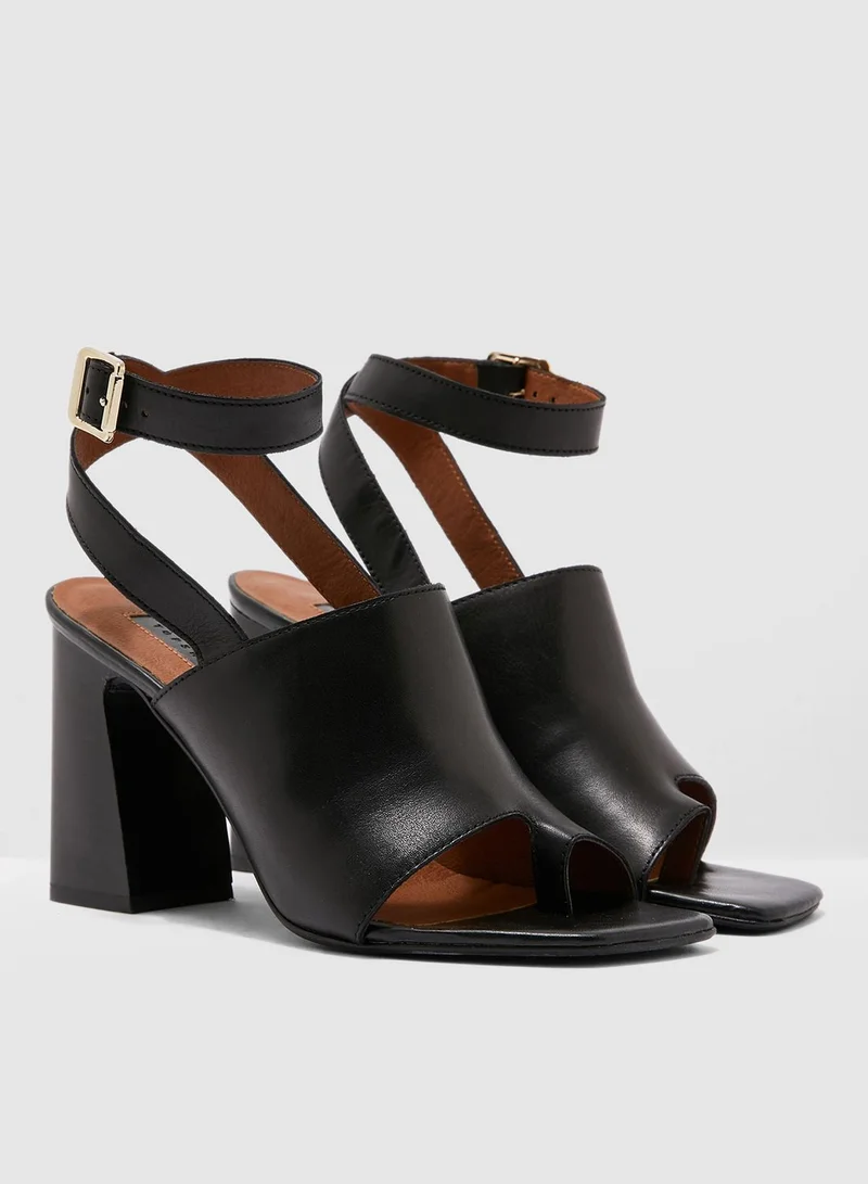 TOPSHOP Nieve Block Heel Sandal - Black