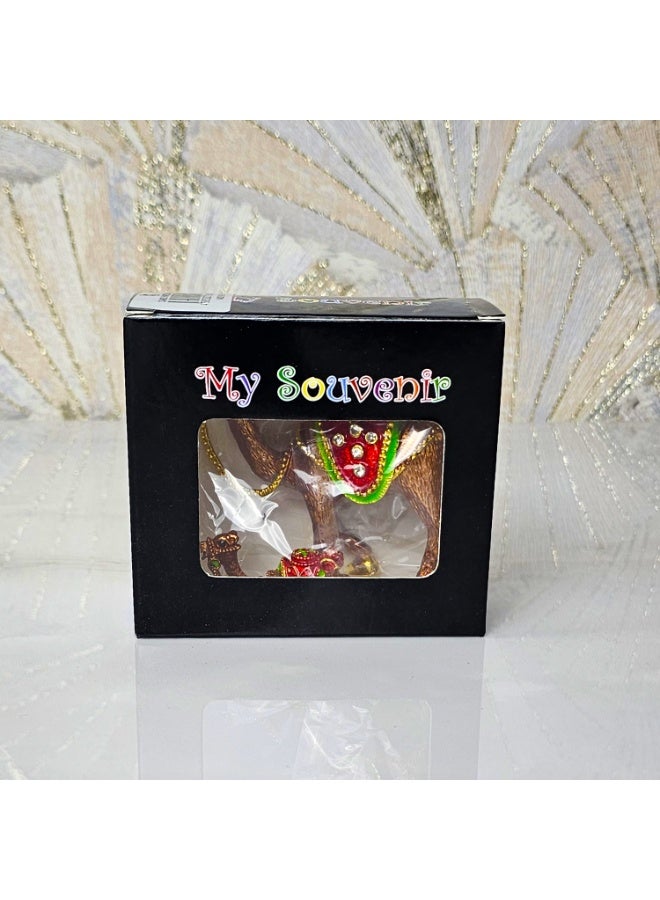 سوق الهدايا التذكارية تحفة فنية فاخرة من دبي على شكل جمل، مصنوعة من سبائك الزنك المتينة، وتتميز بتفاصيل مرسومة يدويًا وترصيعات حجرية يدوية الصنع. تعرض جملًا مع صغيره، وهي مثالية كتذكار من الإمارات العربية المتحدة، أو قطعة ديكور منزلية مميزة، أو هدية أنيقة. أبيض وأحمر - Image 3