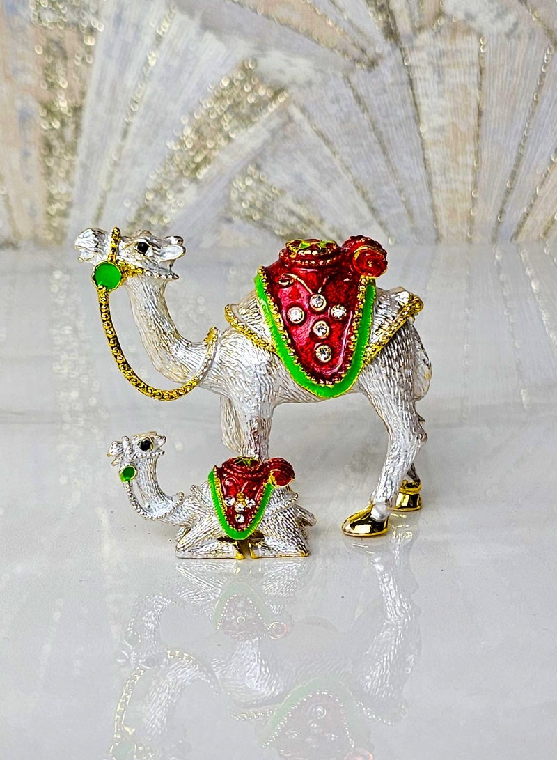 سوق الهدايا التذكارية تحفة فنية فاخرة من دبي على شكل جمل، مصنوعة من سبائك الزنك المتينة، وتتميز بتفاصيل مرسومة يدويًا وترصيعات حجرية يدوية الصنع. تعرض جملًا مع صغيره، وهي مثالية كتذكار من الإمارات العربية المتحدة، أو قطعة ديكور منزلية مميزة، أو هدية أنيقة. أبيض وأحمر - Image 1