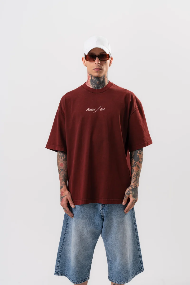 ريسباير تيشيرت رجالي واسع (Oversize) مغسول ومطبوع بعبارة "Eyes" لون خمري (Bordo)