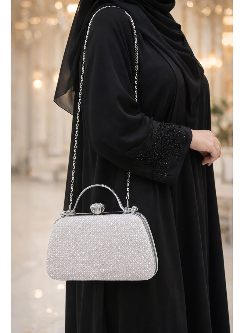 حقيبة يد نسائية فضية أنيقة للمناسبات المسائية، مزودة بمقبض سلسلة، مثالية للحفلات وحفلات الزفاف. - Image 1