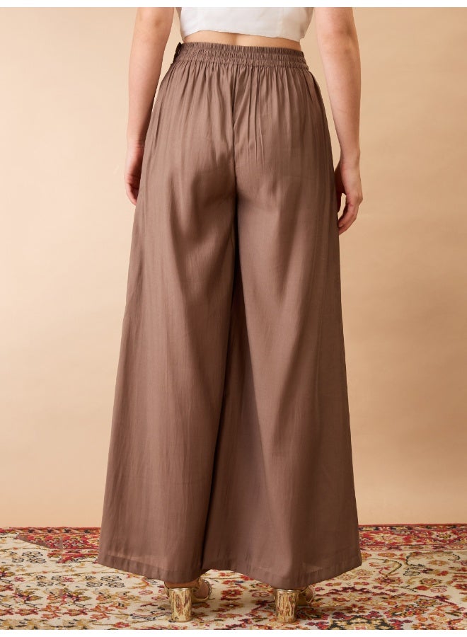 globus Women Taupe Solid Mid-Rise Pleated Wide Leg Flared Fusion Trousers - Image 5