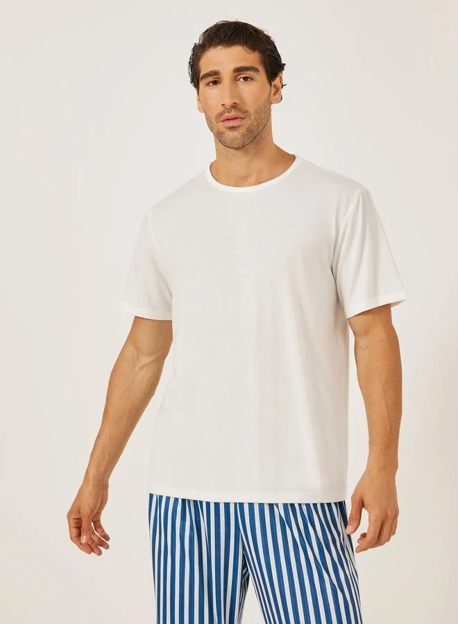 ستايلي طقم بيجامة مطبوع بتفاصيل شريطية وشعار بسيط