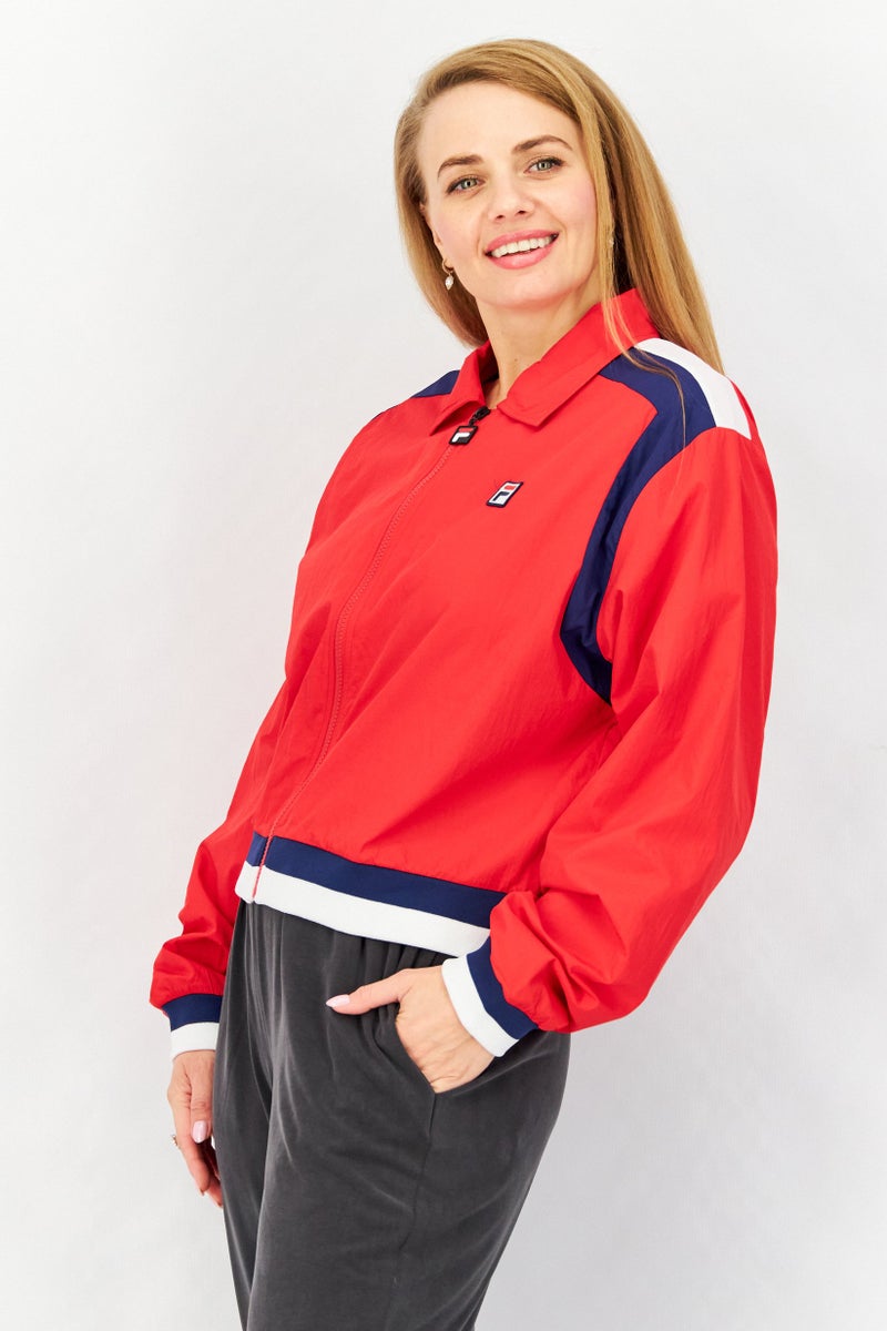 FILA جاكيت واقي من الرياح للنساء بملاءمة رياضية مع شعار العلامة التجارية، مجموعة حمراء - Image 4