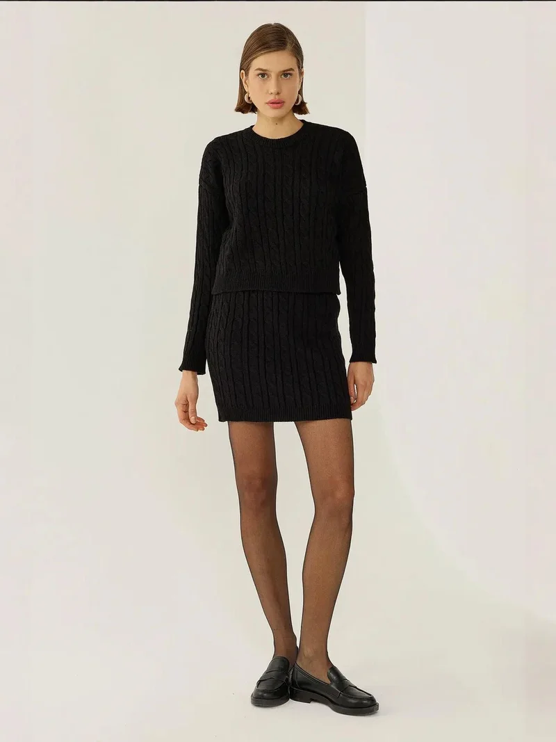 زوبعة طقم قطعتين سترة محبوكة بياقة دائرية وتنورة قصيرة بخصر عالٍ