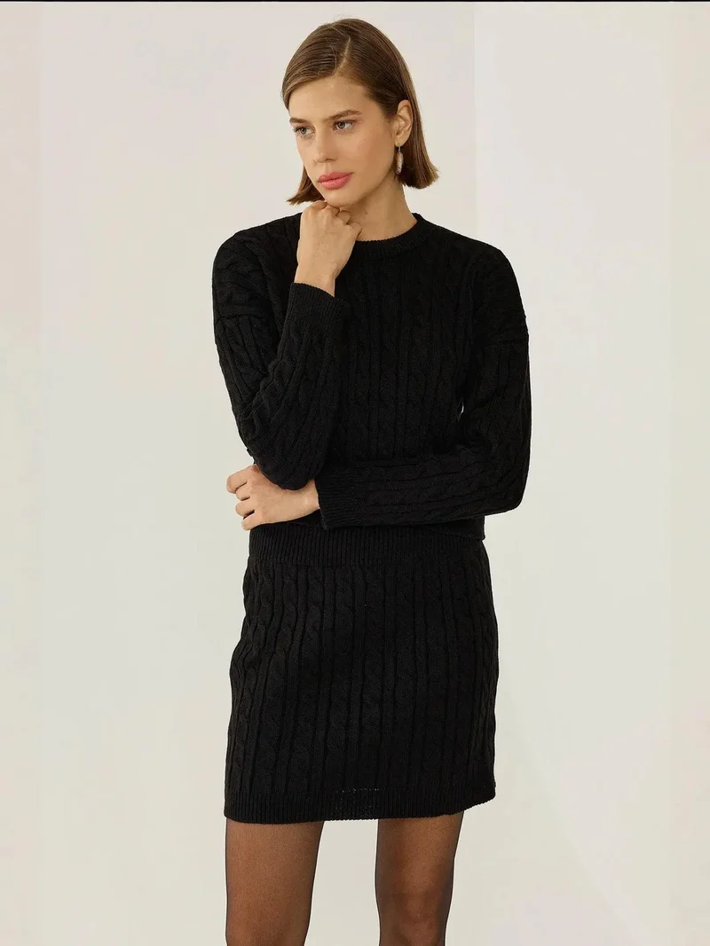 زوبعة طقم قطعتين سترة محبوكة بياقة دائرية وتنورة قصيرة بخصر عالٍ