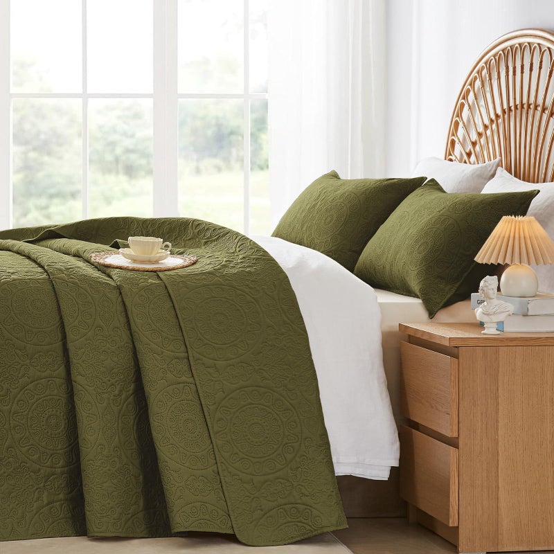 WURUIBO Olive Green Quilt Set King/Cal King Size, Embossing Microfiber Bedspreads with Pillow Sham, Ligthweight Breathable Thin Coverlet, Reversible Bedding Set for All Season (1 Quilt,2 Pillow Shams) - Image 3