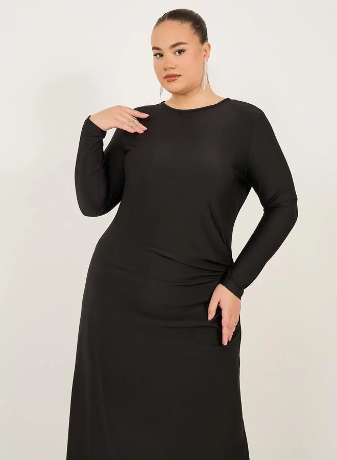 ستايلي فستان ماكسي طويل بأكمام طويلة سادة من Styli Plus Size