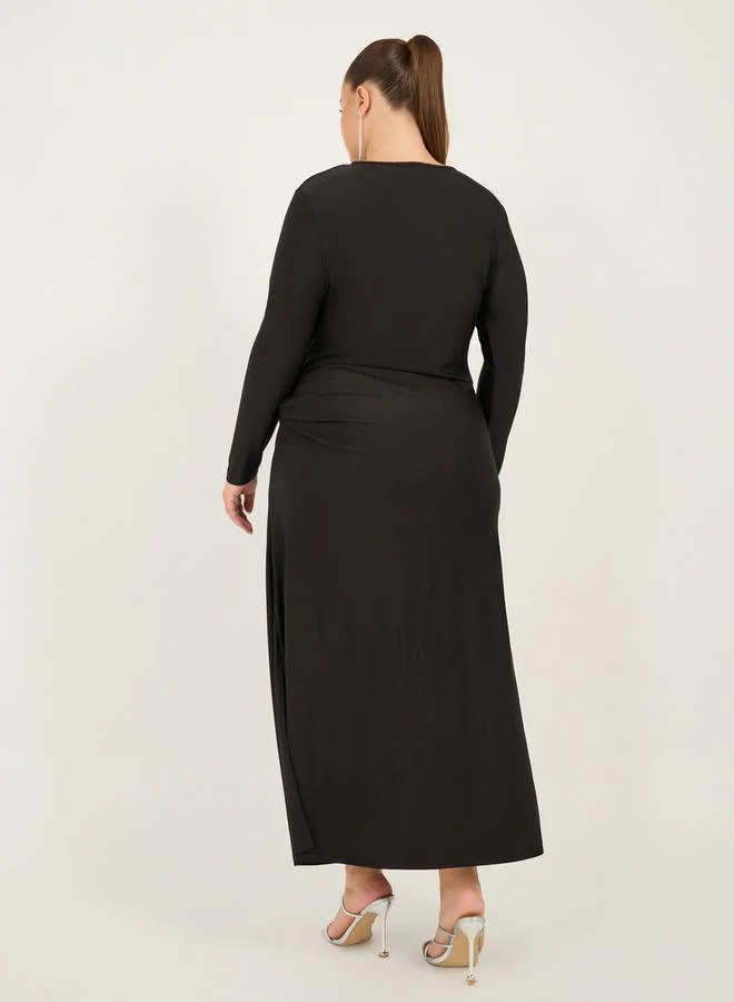 ستايلي فستان ماكسي طويل بأكمام طويلة سادة من Styli Plus Size