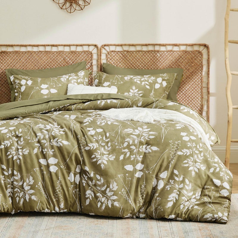 Bedsure طقم لحاف ملكي مزهر مكون من 7 قطع مع زهور نباتية، مع 1 لحاف (230 سم × 230 سم)، 1 ملاءة مشدودة (150 سم × 203 سم) مع جيب عميق 35 سم، 1 ملاءة مسطحة (229 سم × 260 سم)، 2 غطاء وسادة (50 سم × 90 سم) و 2 غطاء وسادة مزخرف (50 سم × 66 سم)، زيتوني أخضر - Image 1