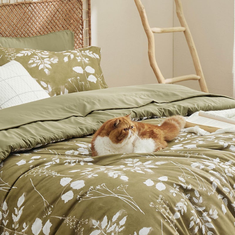 Bedsure طقم لحاف ملكي مزهر مكون من 7 قطع مع زهور نباتية، مع 1 لحاف (230 سم × 230 سم)، 1 ملاءة مشدودة (150 سم × 203 سم) مع جيب عميق 35 سم، 1 ملاءة مسطحة (229 سم × 260 سم)، 2 غطاء وسادة (50 سم × 90 سم) و 2 غطاء وسادة مزخرف (50 سم × 66 سم)، زيتوني أخضر - Image 4