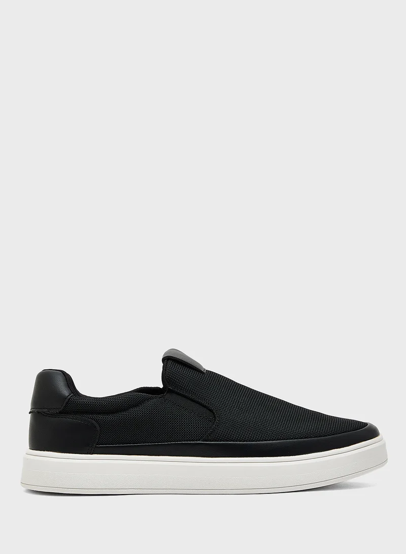 روبرت وود Casual Slip Ons