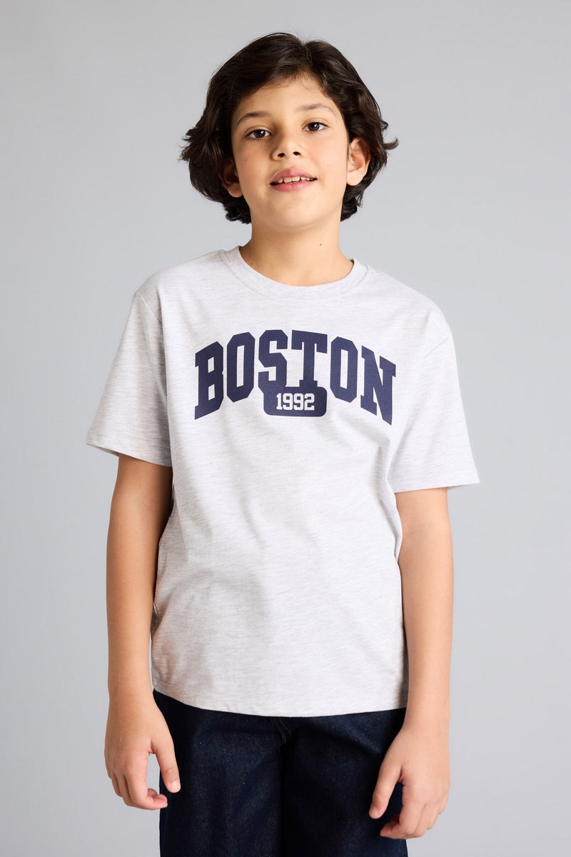 ديفاكتو تيشيرت اولادي نص كم مطبوع قصة عادية برقبة مستديرة - Image 3