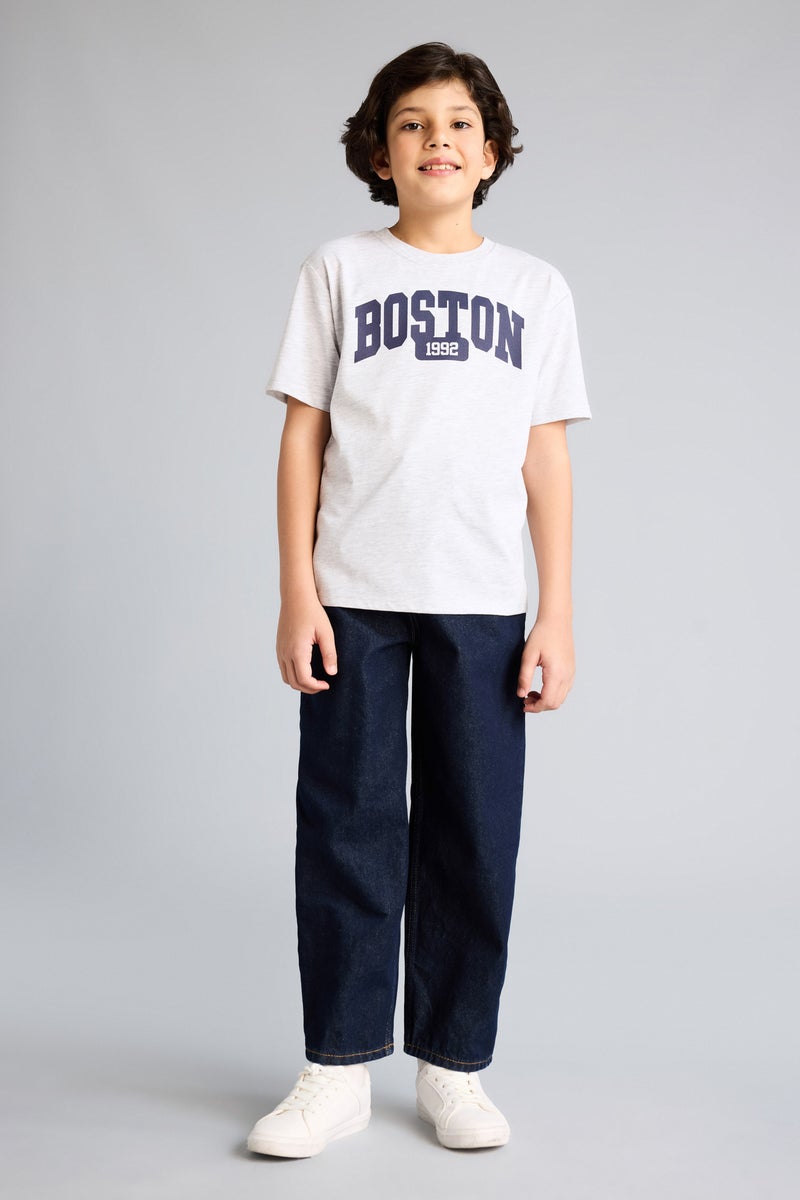 ديفاكتو تيشيرت اولادي نص كم مطبوع قصة عادية برقبة مستديرة - Image 2