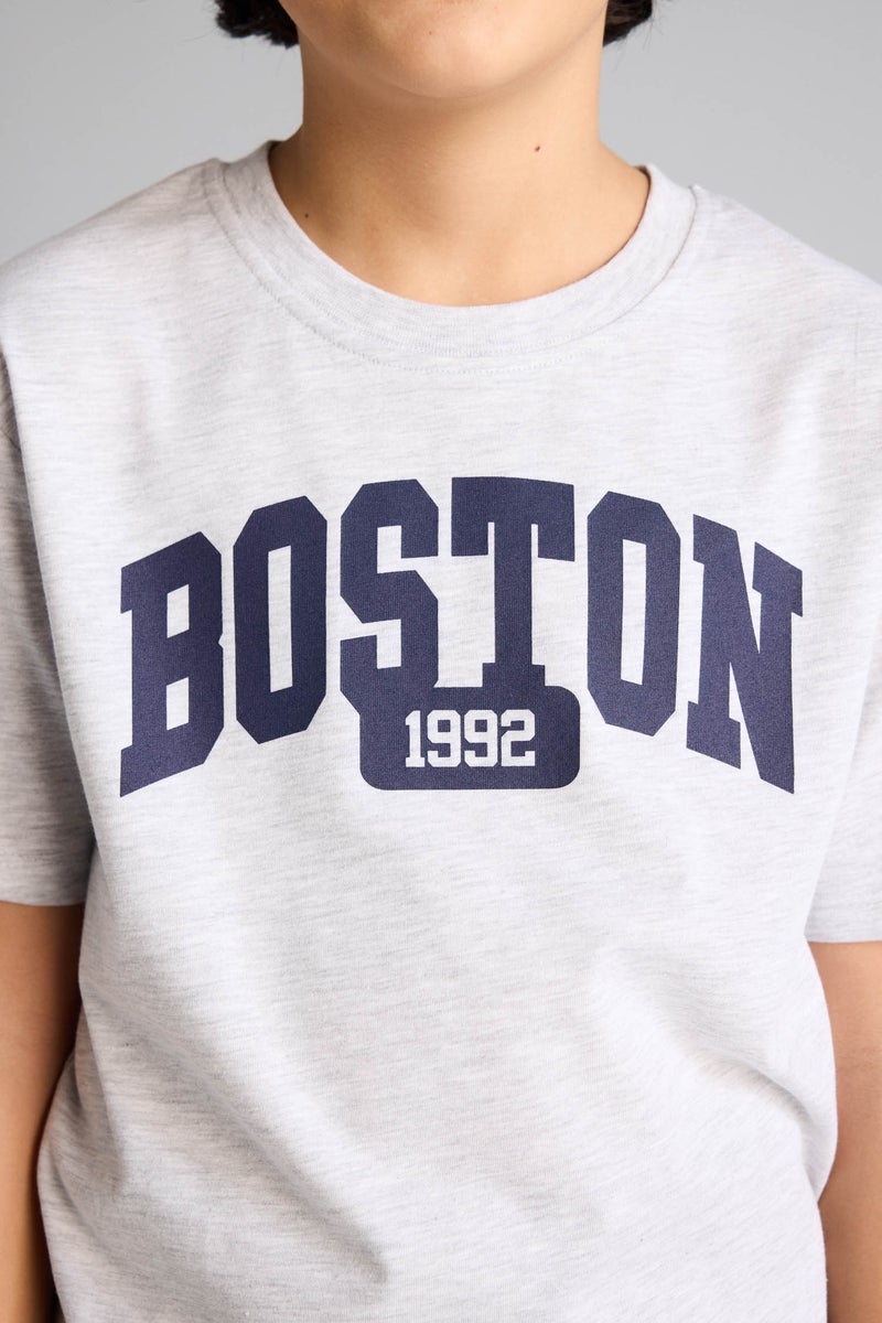 ديفاكتو تيشيرت اولادي نص كم مطبوع قصة عادية برقبة مستديرة - Image 4