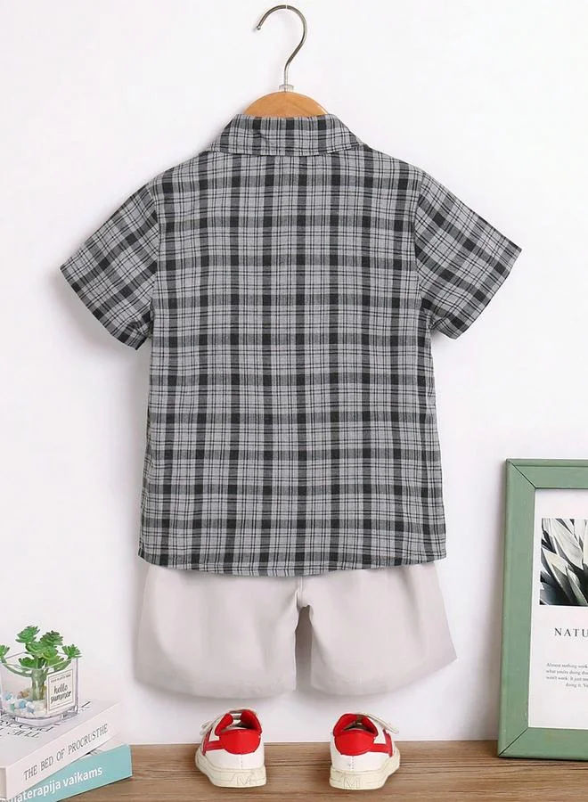 تايك تو مجموعة من شورت وتيشيرت وقميص كاروهات بأكمام قصيرة للأولاد