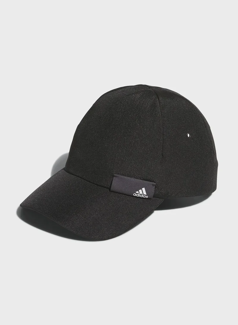 adidas قبعة مزينة بشعار العلامة التجارية