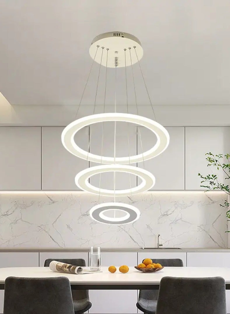الثريات ثريا بتصميم هندسي يتكون من حلقات LED دائرية ب3 ألوان متدرجة،معلقة بأسلاك رفيعة تمنح الإحساس بالخفة والإنسيابية،تضفي هذه الثريا لمسة فنية ساحرة على المساحات الداخلية،مثالية لغرفة المعيشة وغرفة الطعام مع جهاز تحكم عن بعد  - Image 1