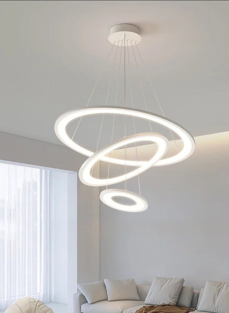 الثريات ثريا بتصميم هندسي يتكون من حلقات LED دائرية ب3 ألوان متدرجة،معلقة بأسلاك رفيعة تمنح الإحساس بالخفة والإنسيابية،تضفي هذه الثريا لمسة فنية ساحرة على المساحات الداخلية،مثالية لغرفة المعيشة وغرفة الطعام مع جهاز تحكم عن بعد  - Image 4