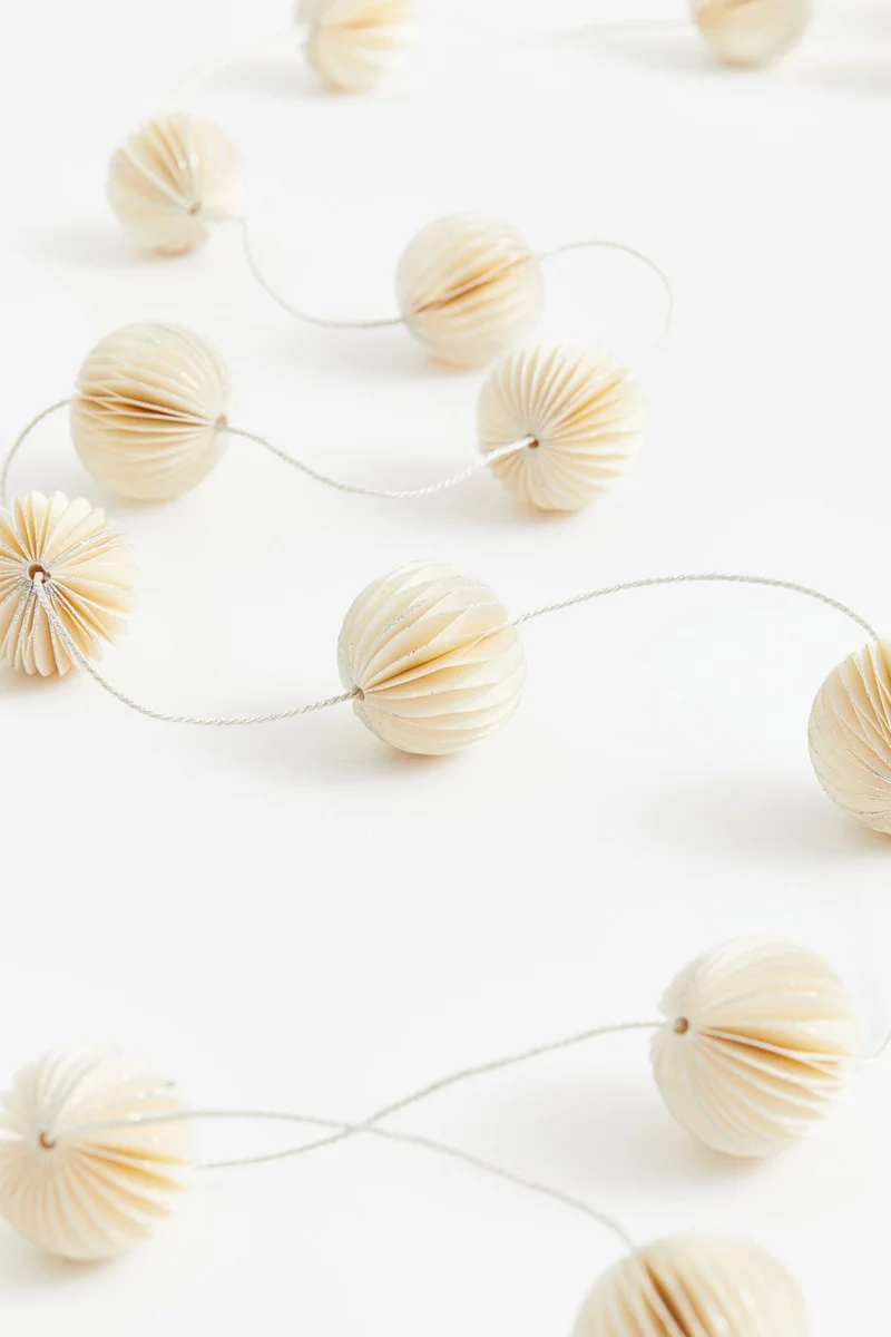 اتش اند ام سلسلة معلقة بتصميم نحلة لامعة