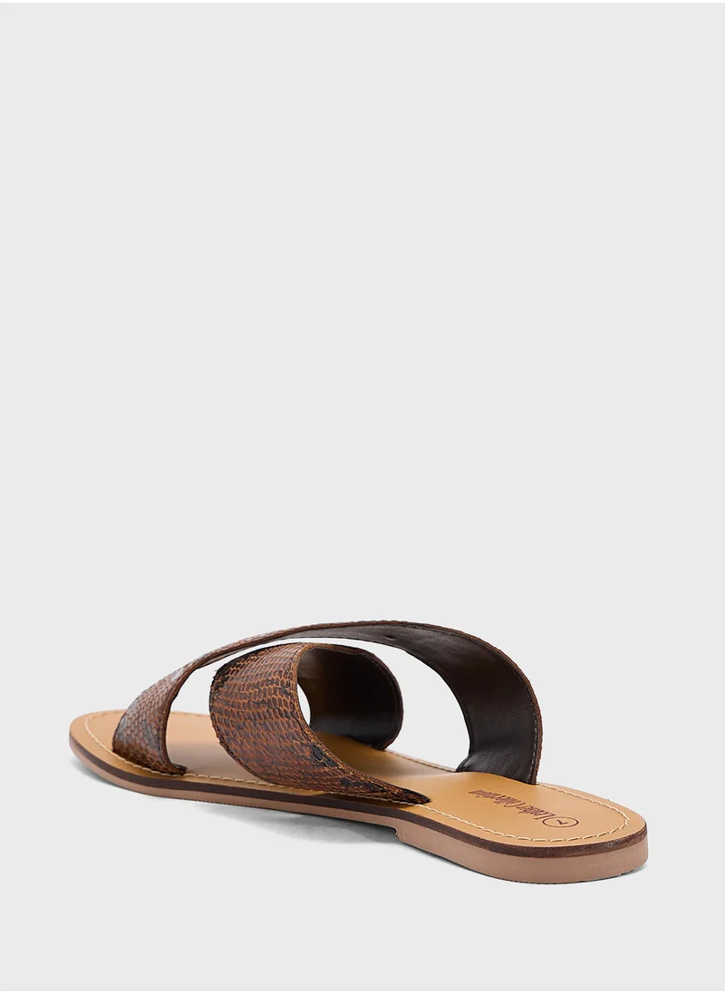 جينجر Printed Cross Strap Flat Sandal