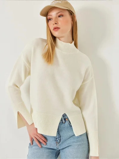 بيانكو لوتشي كنزة بياقة عالية بقصة مريحة وفتحة جانبية