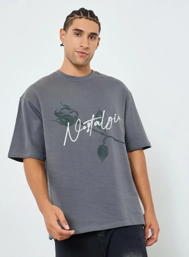 ستايلي تيشيرت بقصة واسعة مع طبعة جرافيك