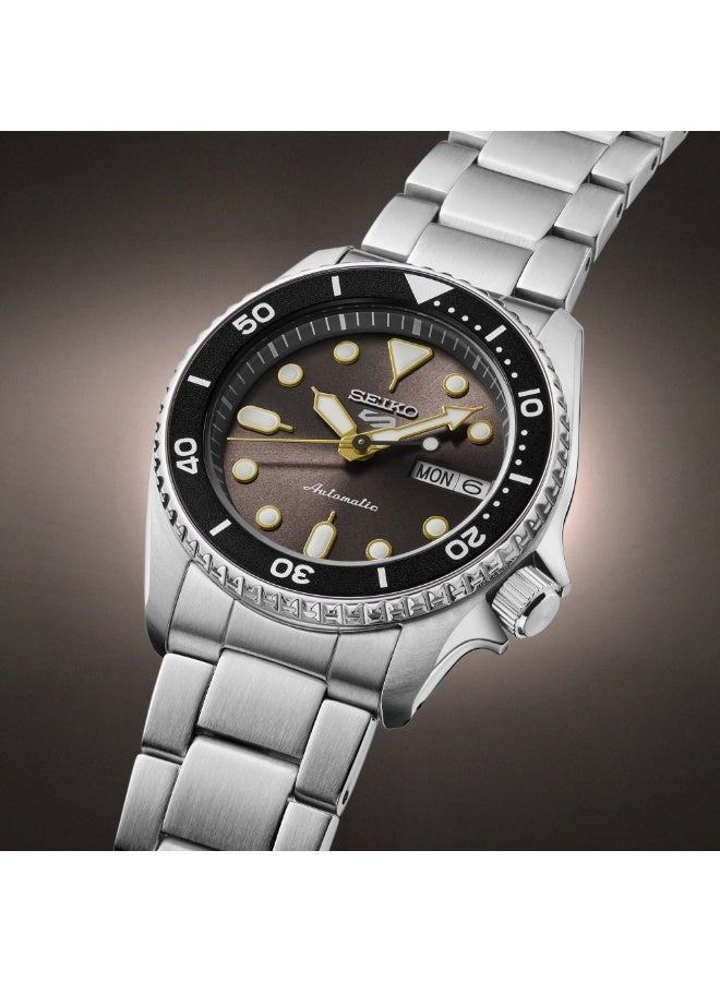 Seiko ساعة سيكو 5 سبورت الأوتوماتيكية SRPL79K1، 38 مم قرص أسود، سوار من الفولاذ المقاوم للصدأ، مقاومة للماء حتى 100 م - Image 2